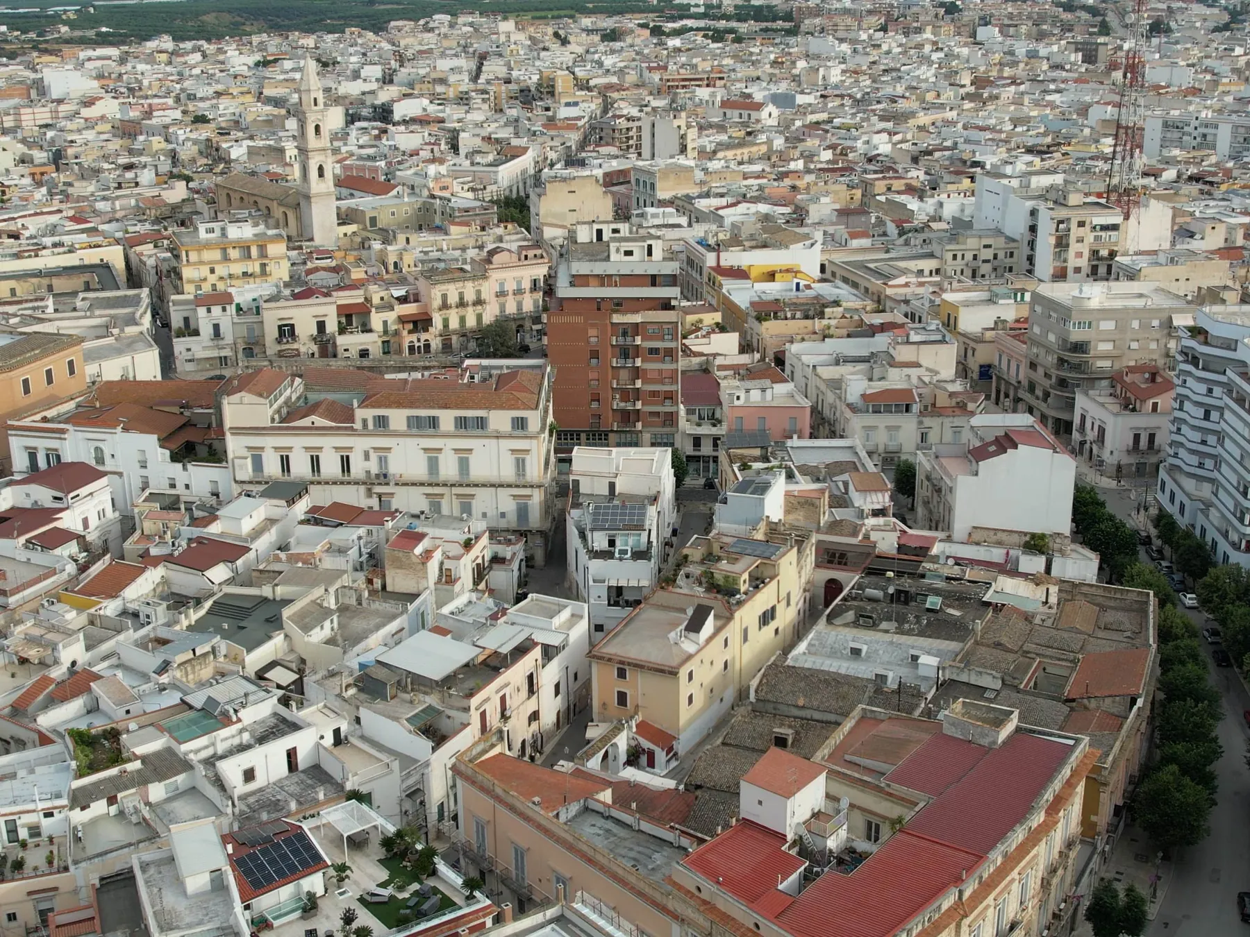 Veduta aerea dei tetti e del campanile del centro storico di Andria