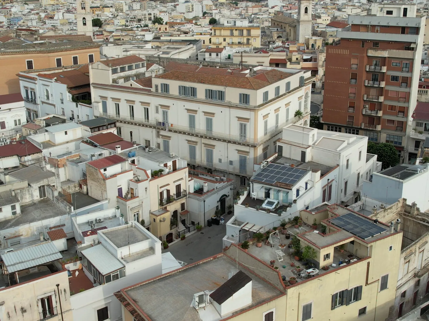 Veduta dall'alto del centro storico di Andria con i tetti e il palazzo dei Terrazzini Cibele