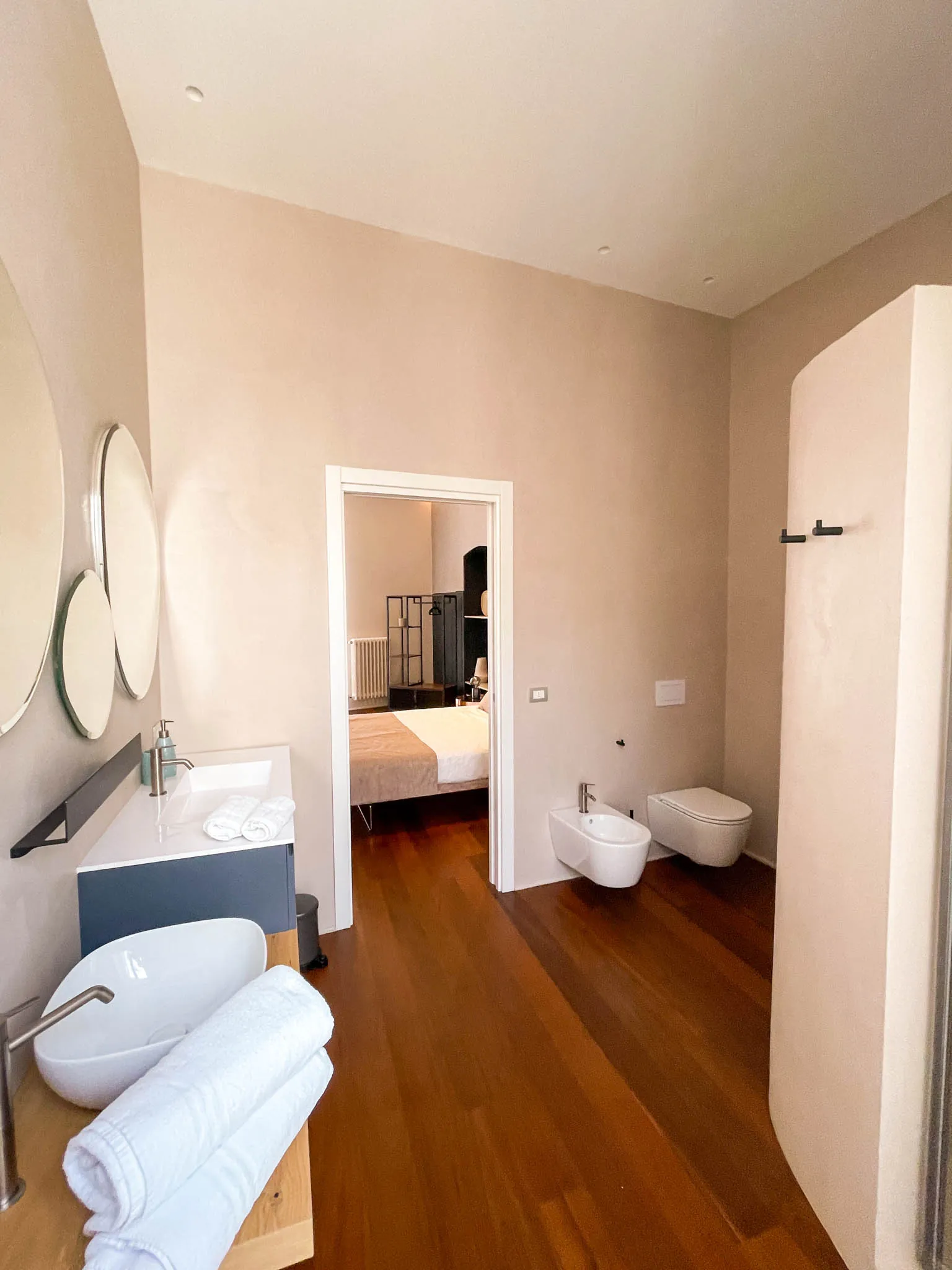 Lavabo e bidet del bagno della camera Xylo, con la camera sullo sfondo
