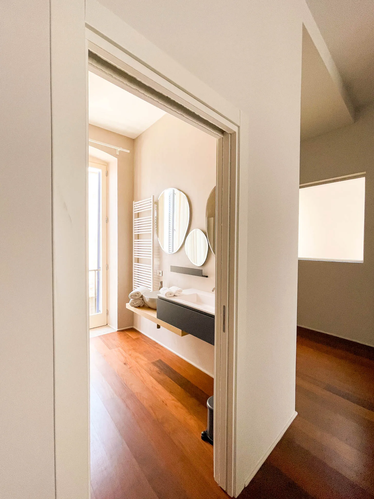 La camera Xylo vista dal bagno, oltre la parete curva