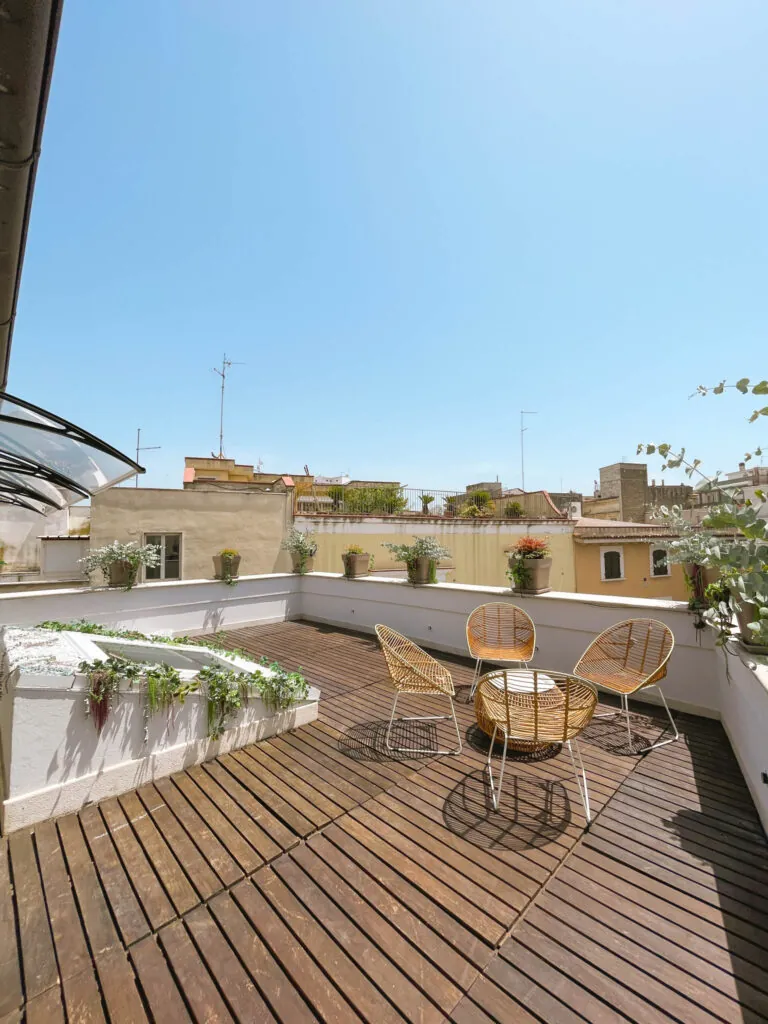La terrazza privata della camera Fos con tavolo e sedie in vimini